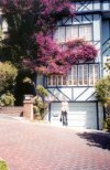 Eszti egy lombard street-i kocsibej�r� el�tt.