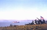 A kil�t� alatti kis parkb�l az �b�l fel� n�z�nk, a kis sziget az Alcatraz.
